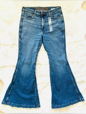 NWT Wrangler Retro Premium High-Rise Trumpet Flare Blue Jeans Size: 31x32
